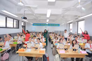 Thầy trò Trường THCS Trần Duy Hưng (Yên Hòa, Hà Nội).