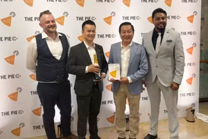 Đại diện Trường Đại học FPT nhận giải tại Toà thị chính London (Anh).