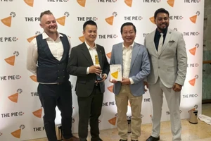 Đại diện Trường Đại học FPT nhận giải tại Toà thị chính London (Anh).