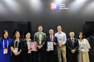 Ông Lê Trường Tùng - Chủ tịch Hội đồng trường FPT; ông Nguyễn Khắc Thành - Hiệu trưởng và đại diện Trường Đại học FPT nhận thứ hạng mới THE Impact Rankings tại Thổ Nhĩ Kỳ.
