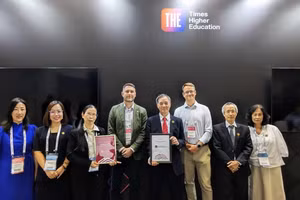 Ông Lê Trường Tùng - Chủ tịch Hội đồng trường FPT; ông Nguyễn Khắc Thành - Hiệu trưởng và đại diện Trường Đại học FPT nhận thứ hạng mới THE Impact Rankings tại Thổ Nhĩ Kỳ.