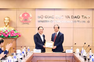 Bộ trưởng Bộ GD&ĐT Nguyễn Kim Sơn trao Kỷ niệm chương “Vì sự nghiệp giáo dục” cho Đại tướng Trịnh Văn Quyết.