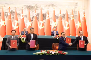 Tổng Bí thư, Chủ tịch nước Trung Quốc Tập Cận Bình và Tổng Bí thư, Chủ tịch nước Việt Nam Tô Lâm chứng kiến lễ ký kết.