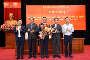 Tập thể lãnh đạo Bộ tặng hoa chia tay nguyên Thứ trưởng Nguyễn Văn Phúc. 