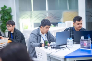 Bạn Nguyễn Thanh Danh (giữa) giành giải Nhất nội dung cá nhân.