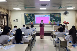 ThS Nguyễn Thị Ngọc Tuyền - giáo viên Trường THCS & THPT Sư phạm, Trường ĐHSP Hà Nội 2 và học trò trong một hoạt động đầu năm học.