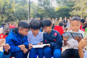 Học sinh Trường Tiểu học & THCS A Xing (Hướng Hóa, Quảng Trị) đọc sách đầu xuân.