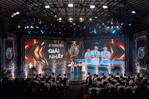 Đội Neural Ninjas (Trường THCS và THPT Dewey, Hà Nội) về nhất với dự án “Heritage Guessr”.