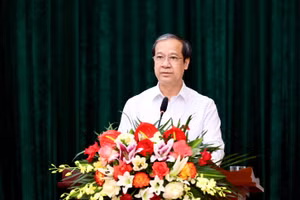 Bộ trưởng Bộ GD&ĐT Nguyễn Kim Sơn báo cáo tại buổi tiếp xúc cử tri.