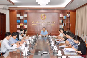 Thứ trưởng Thường trực Phạm Ngọc Thưởng chủ trì buổi làm việc với lãnh đạo Trường THPT Trí Đức (Hà Nội).