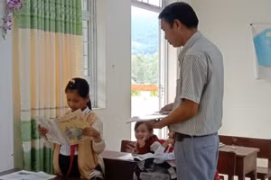 Thầy Ksor Y Chét và học sinh Trường Tiểu học và THCS EaTrol. 