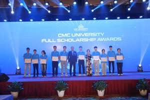 GS.TS. Nguyễn Thị Doan và ông Nguyễn Trung Chính trao tặng học bổng cho đại diện 10 sinh viên xuất sắc nhất đạt học bổng “CMC - Vì bạn xứng đáng” trị giá 96 tỷ đồng.