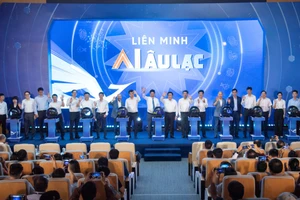 Hơn 20 thành viên đầu tiên của Liên minh AI Âu Lạc tại lễ ra mắt.