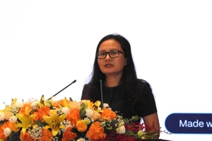 Bà Mai Thị Anh, Vụ trưởng Vụ Pháp chế báo cáo tại hội nghị.