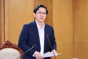 Vụ trưởng Vụ Giáo dục phổ thông (Bộ GD&ĐT) Thái Văn Tài báo cáo tại hội nghị.