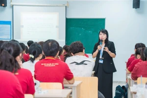 TS. Cù Ngọc Phương trong giờ giảng cho sinh viên Khoa Y, Trường Đại học Nguyễn Tất Thành. 
