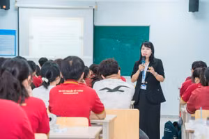 TS. Cù Ngọc Phương trong giờ giảng cho sinh viên Khoa Y, Trường Đại học Nguyễn Tất Thành. 