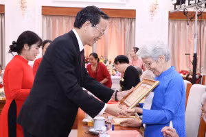 Thứ trưởng Thường trực Phạm Ngọc Thưởng trao Bằng ghi công, vinh danh các nhà giáo đi B.