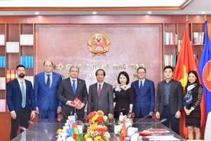 Bộ trưởng Bộ GD&ĐT Nguyễn Kim Sơn, ngài Shovgi Kamal Oglu Mehdizade và đại diện Bộ GD&ĐT, Đại sứ quán Azerbaijan tại Việt Nam tại buổi tiếp.