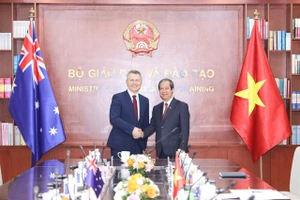 Bộ trưởng Nguyễn Kim Sơn và Bộ trưởng Jason Clare tại Bộ GD&ĐT Việt Nam.