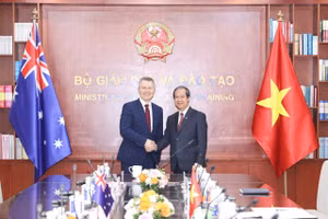 Bộ trưởng Nguyễn Kim Sơn và Bộ trưởng Jason Clare tại Bộ GD&ĐT Việt Nam.