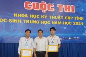 Thầy Huỳnh Minh Thuấn và 2 em: Lê Đức Huy, Đỗ Phan Thành Đạt, lớp 12A4 Trường THPT Tán Kế đoạt giải Nhất Cuộc thi Khoa học kỹ thuật cấp tỉnh dành cho học sinh trung học năm học 2024 - 2025. 
