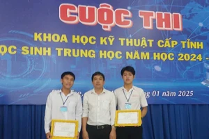 Thầy Huỳnh Minh Thuấn và 2 em: Lê Đức Huy, Đỗ Phan Thành Đạt, lớp 12A4 Trường THPT Tán Kế đoạt giải Nhất Cuộc thi Khoa học kỹ thuật cấp tỉnh dành cho học sinh trung học năm học 2024 - 2025. 