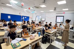 Cô Trần Thị Thu Hoài và học sinh Trường THCS-THPT Phenikaa trong giờ Sinh học.