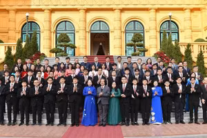 Phó Chủ tịch nước Võ Thị Ánh Xuân, Bộ trưởng Bộ GD&ĐT Nguyễn Kim Sơn cùng các đại biểu và các em học sinh tại cuộc gặp mặt.