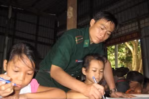 Thầy giáo mang quân hàm xanh đứng lớp. Ảnh: http://bienphongvietnam.gov.vn.