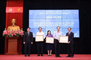 Các cá nhân, tập thể nhận Bằng khen của Bộ trưởng Bộ GD&ĐT vì có nhiều đóng góp, tham gia xây dựng Luật Nhà giáo.