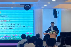 Ông Tạ Ngọc Trí, Phó Vụ trưởng Vụ Giáo dục phổ thông phát biểu khai mạc hội thảo - tập huấn.