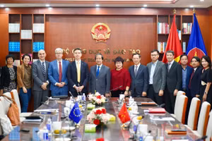 Bộ trưởng Nguyễn Kim Sơn, Đại sứ Julien Guerier và đại diện Bộ GD&ĐT, Phái đoàn EU tại Việt Nam. 