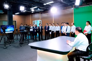 Các đại biểu cùng đi tham quan hệ thống trong ngày khai trương Mô hình quản trị thông minh tại Học viện Chính trị quốc gia Hồ Chí Minh.