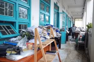 Trường THCS Nhơn Bình (Quy Nhơn Đông, tỉnh Gia Lai) ngổn ngang sau bão lũ. Ảnh: Trúc Hân.