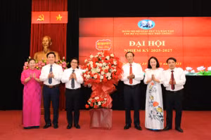 Phó Bí thư Thường trực Đảng ủy Bộ GD&ĐT, Thứ trưởng Thường trực Bộ GD&ĐT Phạm Ngọc Thưởng thay mặt Đảng ủy Bộ GD&ĐT tặng hoa chúc mừng Đại hội.