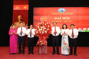 Phó Bí thư Thường trực Đảng ủy Bộ GD&ĐT, Thứ trưởng Thường trực Bộ GD&ĐT Phạm Ngọc Thưởng thay mặt Đảng ủy Bộ GD&ĐT tặng hoa chúc mừng Đại hội.
