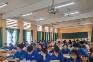 NGƯT. ThS Tô Ngọc Sơn và sinh viên Trường Sư phạm - Trường Đại học Đồng Tháp.