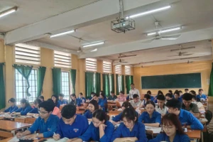 NGƯT. ThS Tô Ngọc Sơn và sinh viên Trường Sư phạm - Trường Đại học Đồng Tháp.