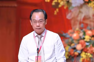 Bộ trưởng Bộ GD&ĐT Hoàng Minh Sơn trao đổi tại Chương trình. Ảnh: Đình Hải.