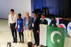 Em Trần Lê Thiện Nhân (giữa) là 1 trong 5 học sinh được nhận giải thưởng “STEM for All”.