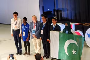 Em Trần Lê Thiện Nhân (giữa) là 1 trong 5 học sinh được nhận giải thưởng “STEM for All”.