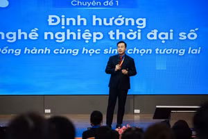 Ông Nguyễn Nhất Linh - Ủy viên Ban Chấp hành Trung ương Đoàn, Bí thư Đoàn Thanh niên Mặt trận Tổ quốc, các Đoàn thể Trung ương chia sẻ tại hội thảo.