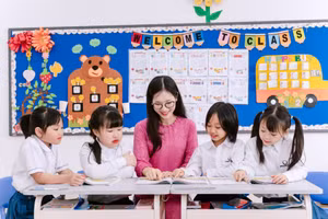 Ngoài kinh nghiệm giảng dạy, giáo viên Phenikaa School là những người bạn đồng hành truyền cảm hứng. luôn thấu hiểu tâm lý học sinh, giàu tình yêu thương.