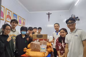 Học sinh Phenikaa School với hoạt động từ thiện từ dự án khởi nghiệp sáng tạo Career Day.