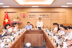 Ông Nguyễn Đắc Vinh - Chủ nhiệm Ủy ban Văn hóa và Xã hội của Quốc hội; Bộ trưởng Hoàng Minh Sơn chủ trì buổi làm việc.