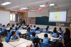 Cô trò Trường Tiểu học Ban Mai trong buổi học đầu tiên sau nghỉ Tết.