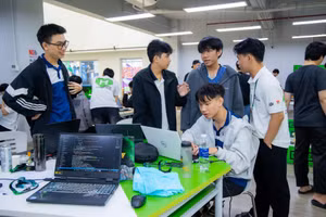 Sinh viên tham gia Chung kết FPT Hackathon 2025 thực hiện phần thi code trong 27 tiếng liên tục.