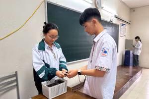 Học sinh Trường THCS-THPT M.V. Lômônôxốp nộp điện thoại trước giờ học.