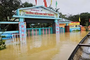 Trường học tại TP Huế ngập sâu trong nước. Ảnh: Đại Dương.